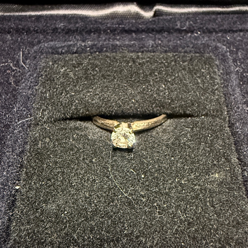 Diamond solitaire ring 14K gold setting